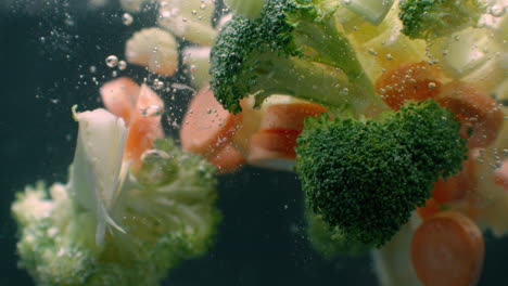 Frisches-Gemüse-Fällt-In-Zeitlupe-Unter-Wasser-Auf-Weißem-Hintergrund.-Salat-Gesundes-Essen-Lecker.-Ernährung,-Vegetarischer-Lebensstil,-Öko-Produkte,-Bio-Produkte.-Vitamine.-Nahaufnahme